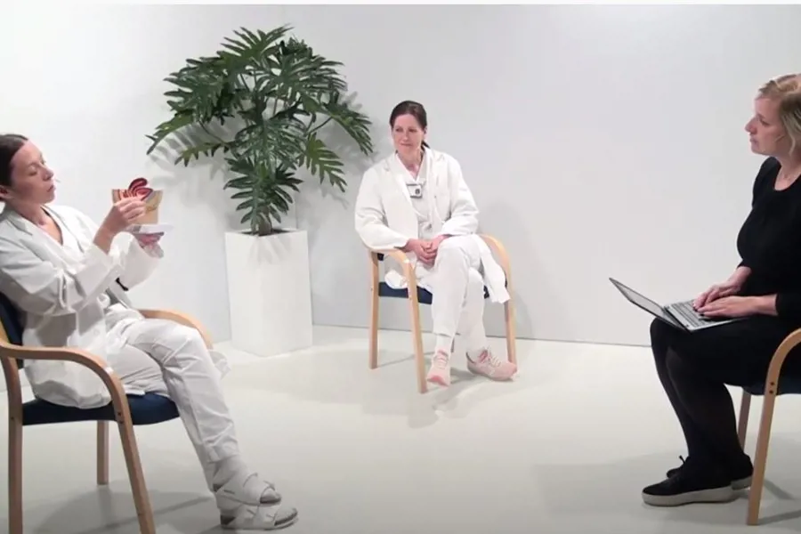 Tre personer sitter inne i et studio og snakker